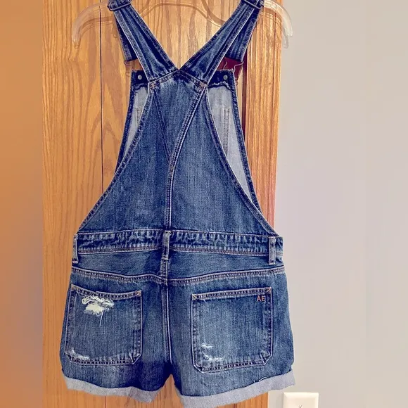 🆕 American Eagle Tomgirl Shortall, denim short bibs.  NWT size small.