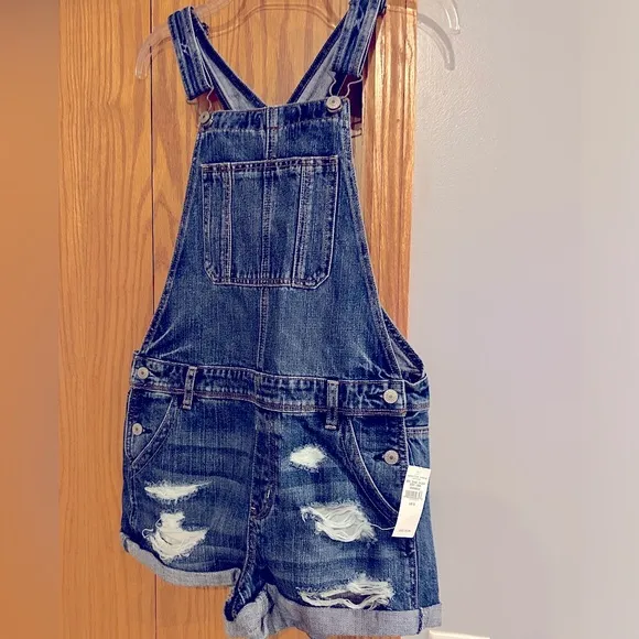 🆕 American Eagle Tomgirl Shortall, denim short bibs.  NWT size small.