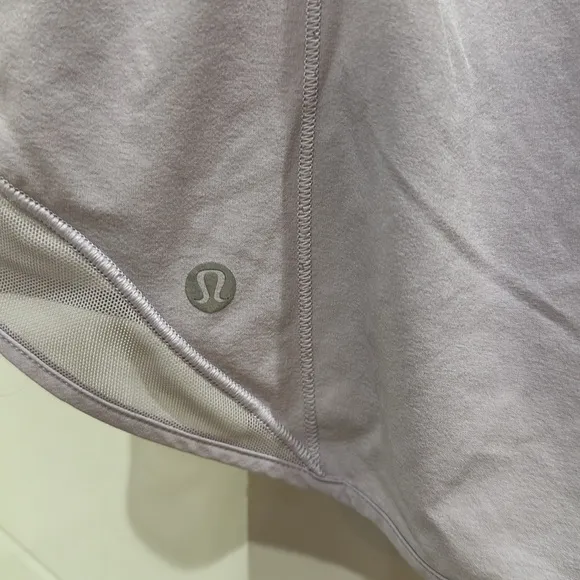 (6360) Lululemon Hotty Hot Short *High-Rise 2.5&quot; Lavender Dew In SZ 8