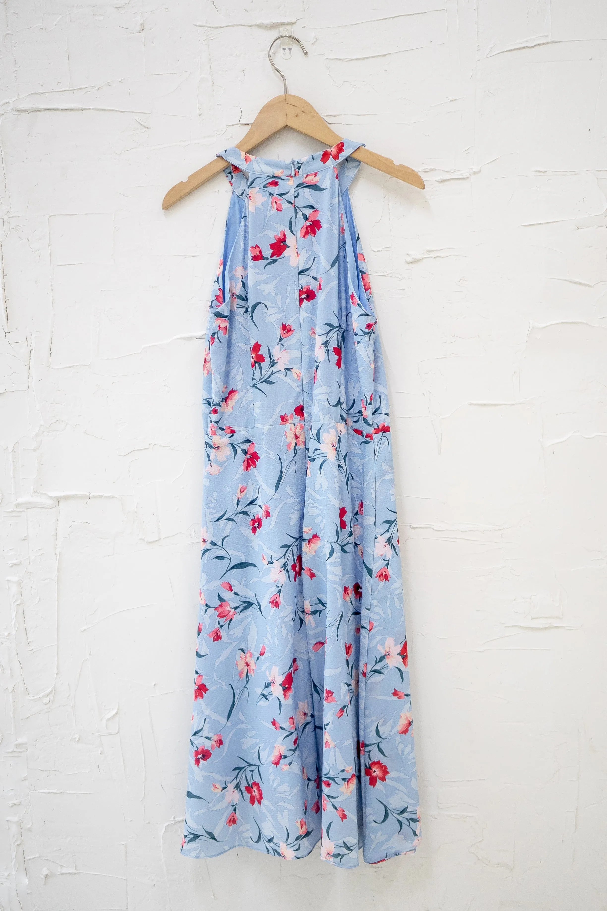 (FIRE DEAL) KAELIE FLORAL HALTER MIDI DRESS IN LIGHT BLUE