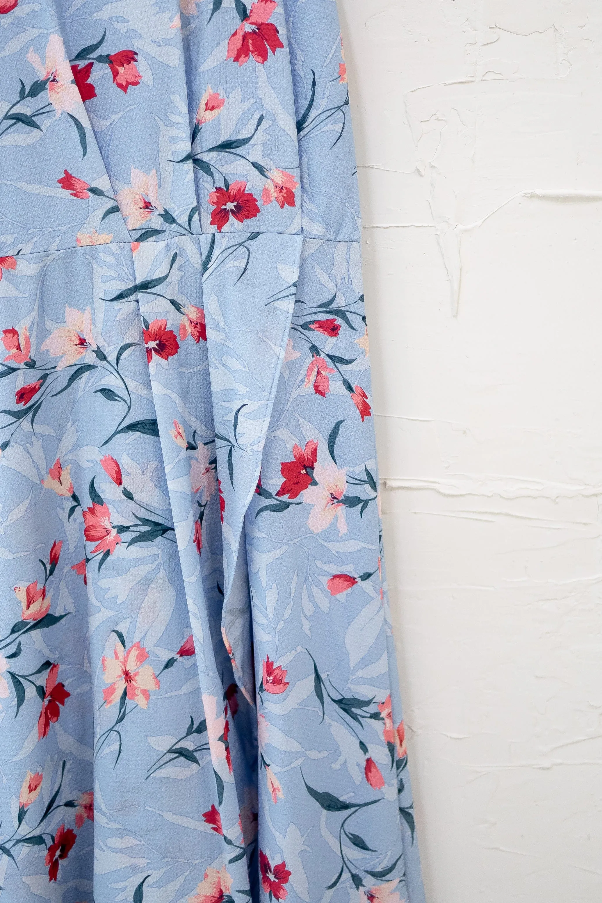 (FIRE DEAL) KAELIE FLORAL HALTER MIDI DRESS IN LIGHT BLUE