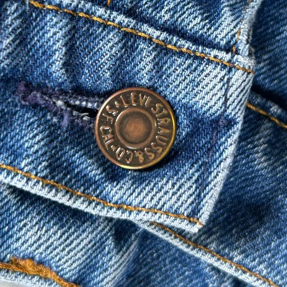 Levi’s Vintage Orange Tab Distressed Raw Hem Mom Jean Shorts 3” inseam