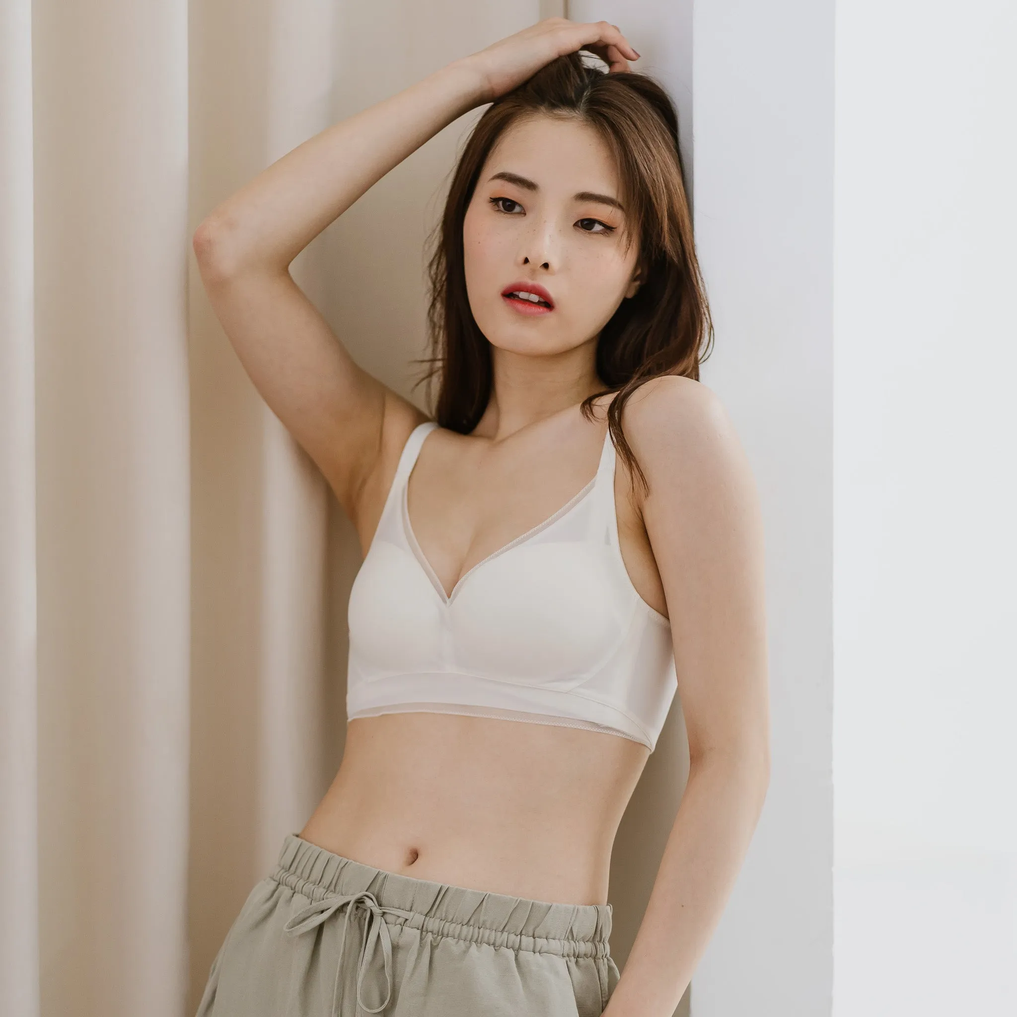 Lifting-Plunge Modal Wireless Bra in Creme Milk