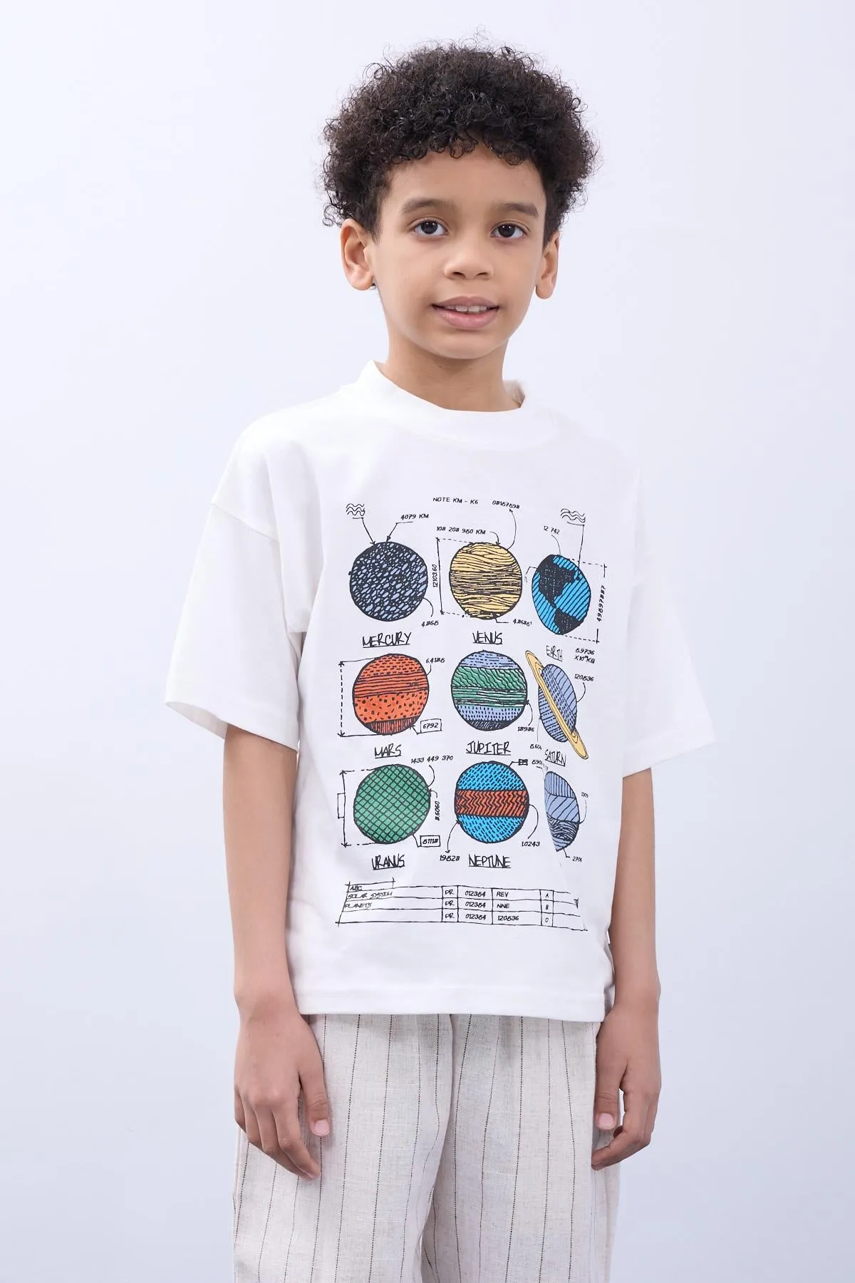 <tc>T-shirt imprimé avec des planètes en 100% coton - Ensemble de deux t-shirts oversize pour garçon, écru/kaki.</tc>
