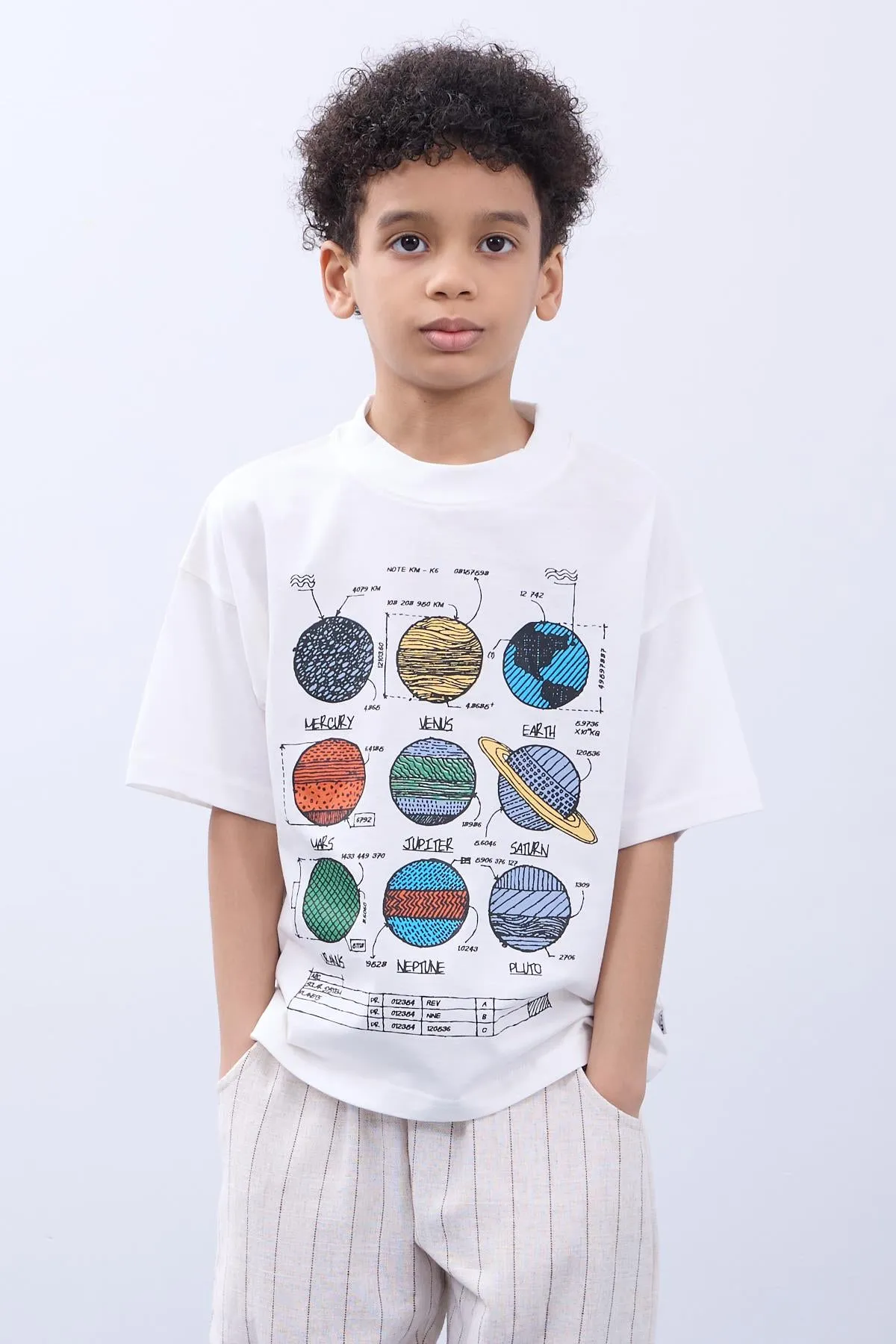 <tc>T-shirt imprimé avec des planètes en 100% coton - Ensemble de deux t-shirts oversize pour garçon, écru/kaki.</tc>