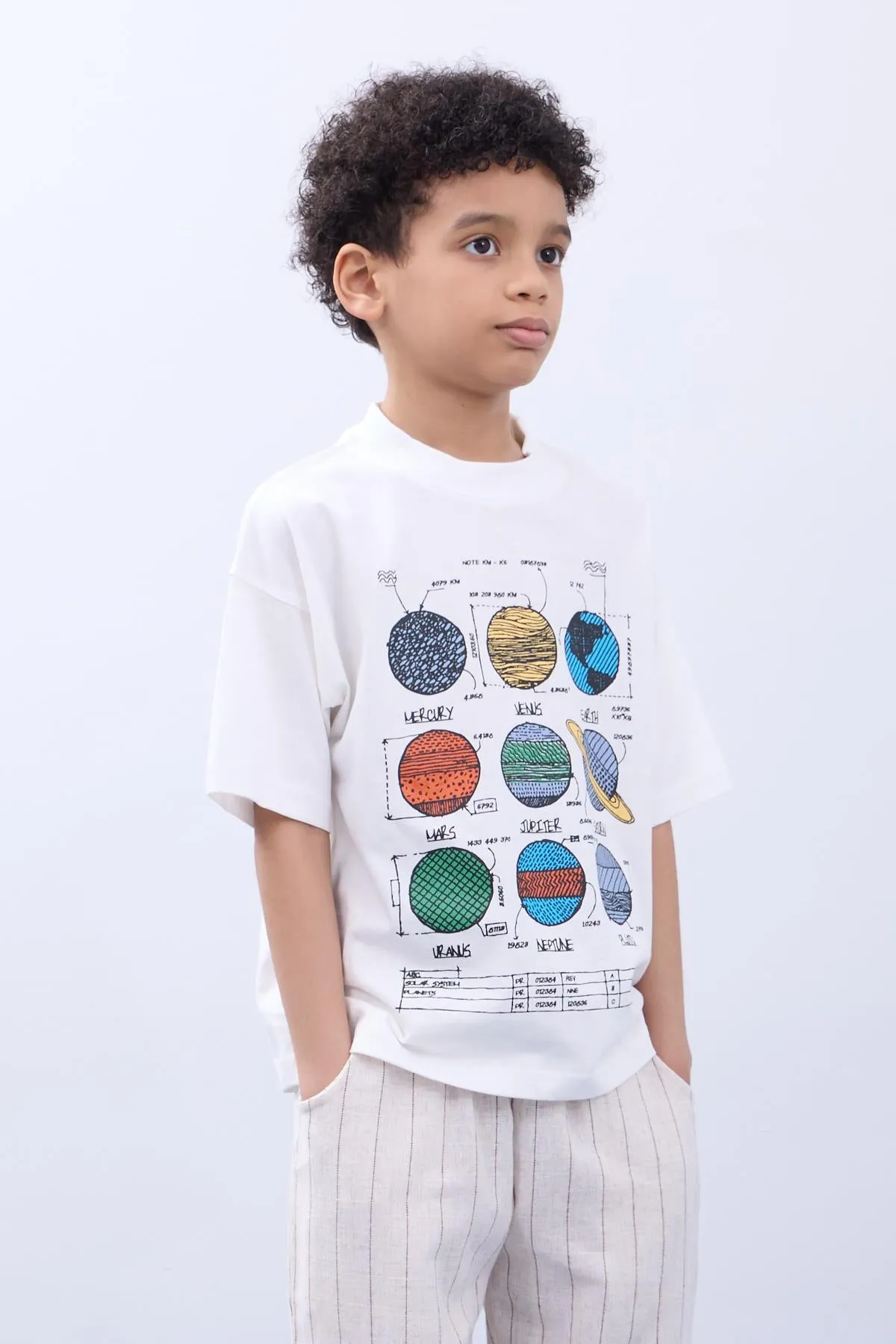 <tc>T-shirt imprimé avec des planètes en 100% coton - Ensemble de deux t-shirts oversize pour garçon, écru/kaki.</tc>