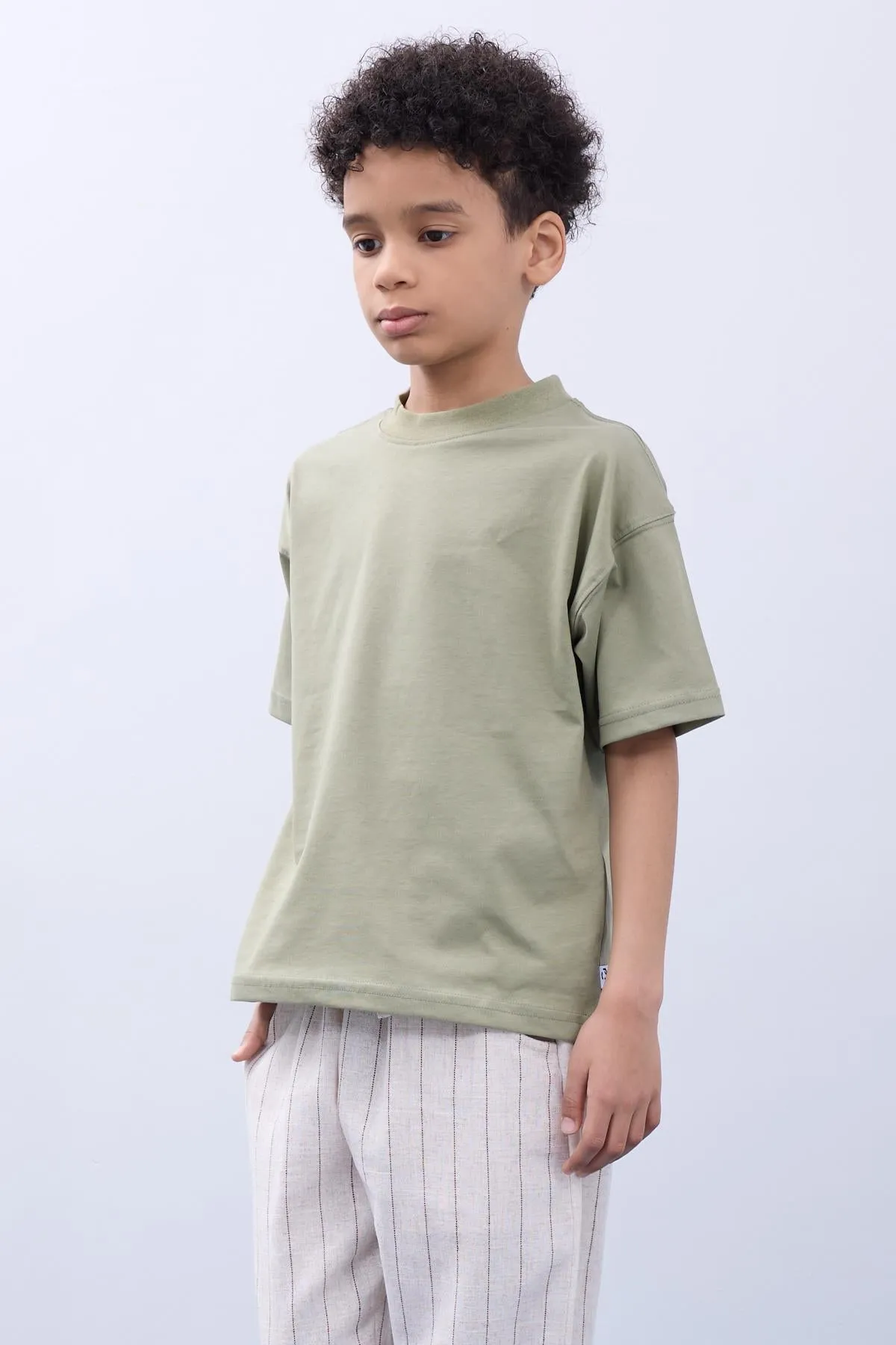 <tc>T-shirt imprimé avec des planètes en 100% coton - Ensemble de deux t-shirts oversize pour garçon, écru/kaki.</tc>
