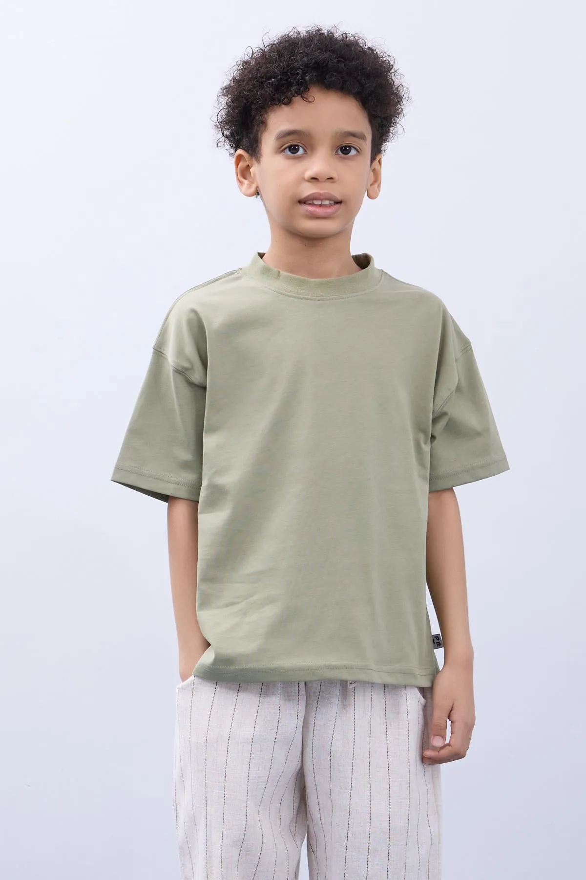 <tc>T-shirt imprimé avec des planètes en 100% coton - Ensemble de deux t-shirts oversize pour garçon, écru/kaki.</tc>