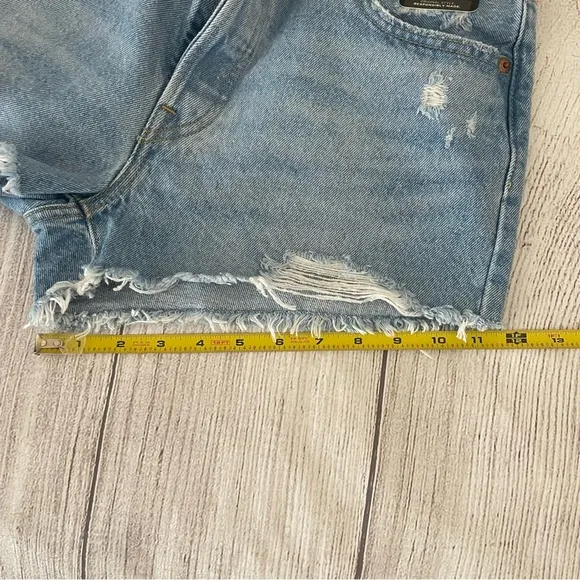 NWT LEVI'S Women’s Premium 501 Distressed High Rise Denim Cut Off Shorts Size 29