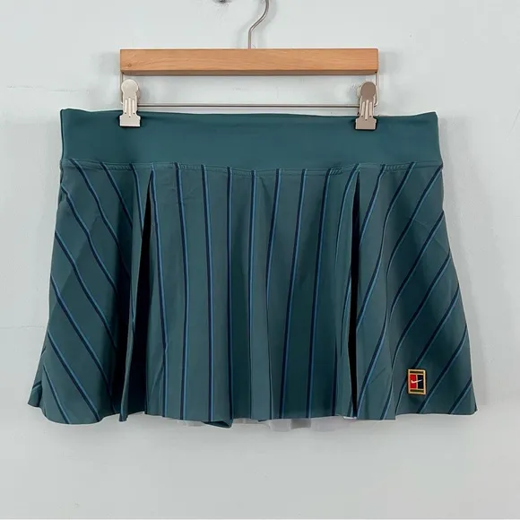 NWT Nike Club Dri-Fit Pleated Standard Fit Green Stripe Golf Skort