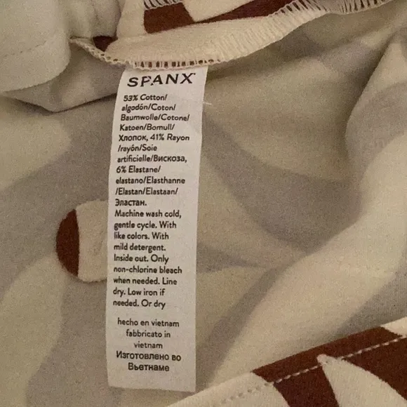 NWT Spanx Size XL Polished 4” Shorts Print