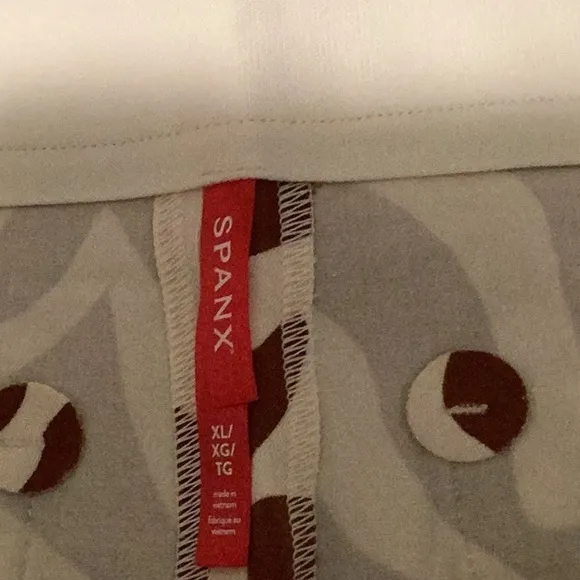 NWT Spanx Size XL Polished 4” Shorts Print