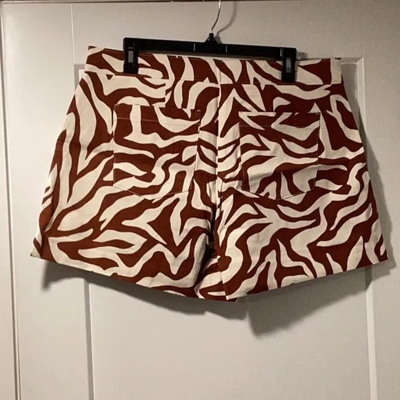 NWT Spanx Size XL Polished 4” Shorts Print