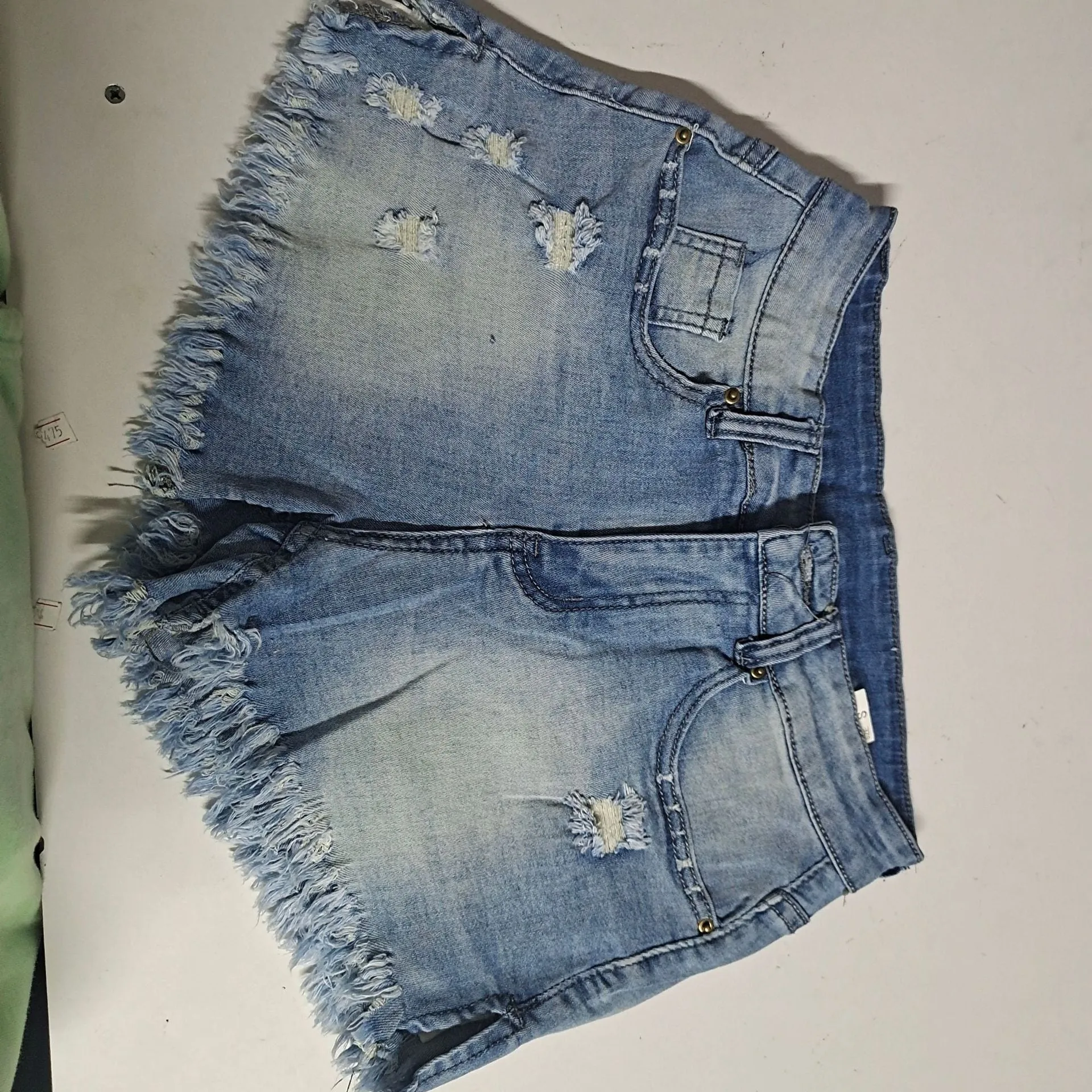 Women’s Frayed Hem Denim Shorts